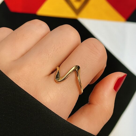 🆕️ Wave 18K Gold Plated Stainless Steel Elegant Minimalist Adjustable Ring - Picture 6 of 8